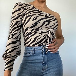 La la von Zebra Half shoulder top